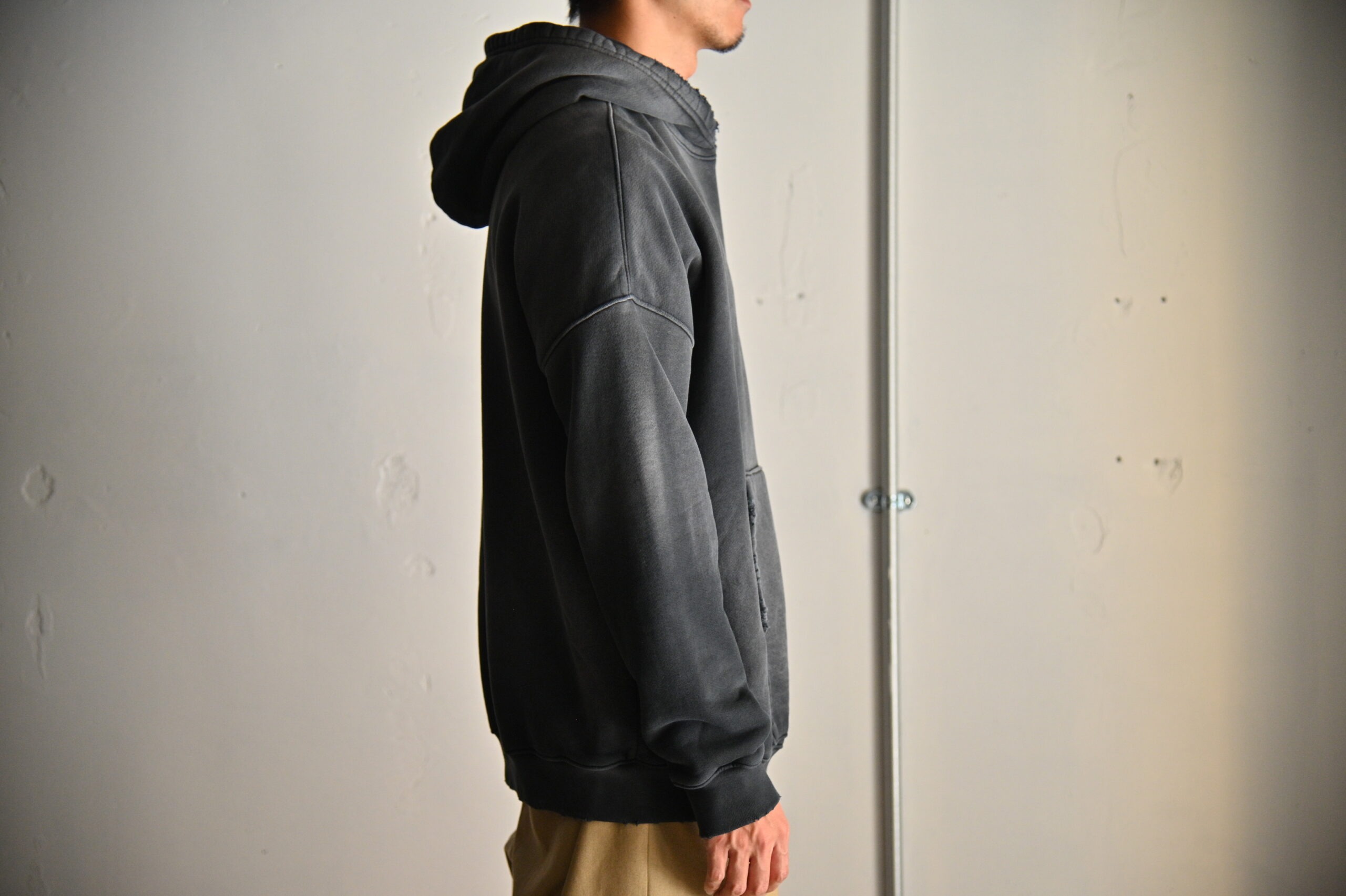 Mooji Mooji OVERSIZE CROP HOODIE パーカー MOOJI MOOJI｜OVERSIZED CROP HOODIE AGED- STOTELA clothing store