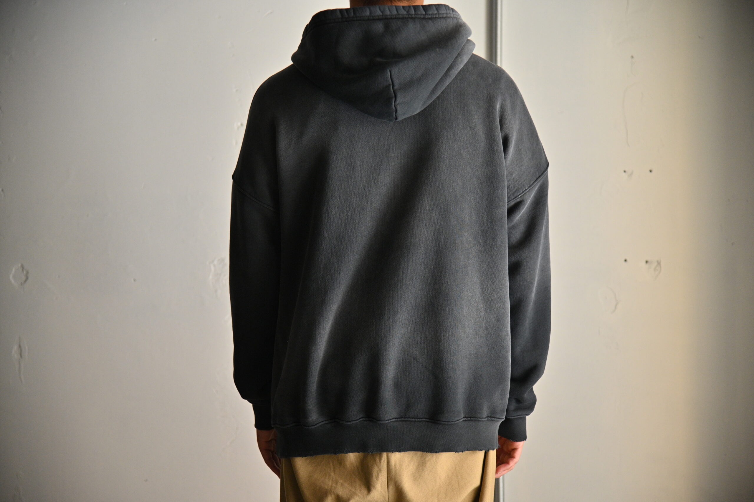 MOOJI MOOJI｜OVERSIZED CROP HOODIE AGED- STOTELA clothing store